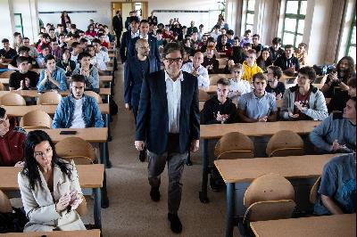 Yann LeCun and Demis Hassabis meet with students. 