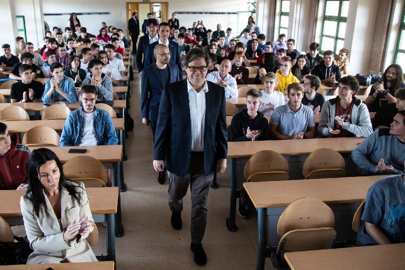 Yann LeCun and Demis Hassabis meet with students. 