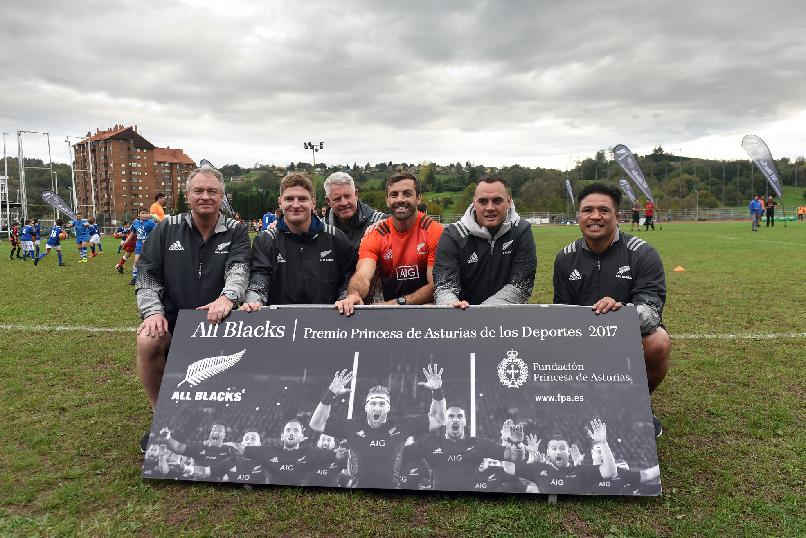 “Entrenamiento con clubes de rugby”. Representantes de los All Blacks, durante la sesión de entrenamiento con clubes de rugby asturianos en las Instalaciones Municipales de San Lázaro