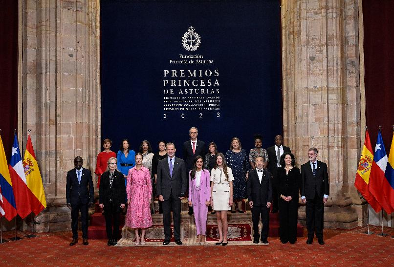 Audiencia de SS.MM. los Reyes y de SS.AA.RR. la Princesa de Asturias y la Infanta doña Sofía a los galardonados.