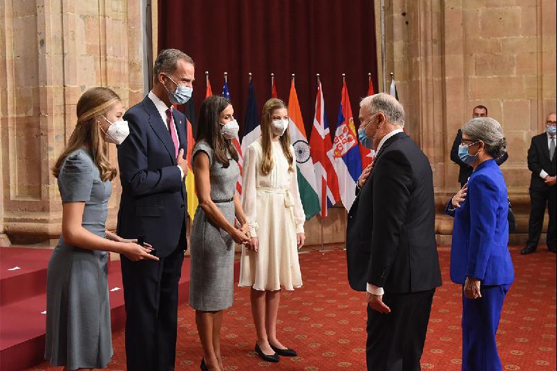 Audiencia de SS.MM. los Reyes y de SS.AA.RR. la Princesa de Asturias y la Infanta Doña Sofía a los galardonados