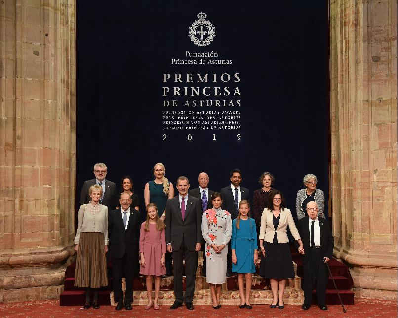 Audiencia de SS.MM. los Reyes y de SS.AA.RR. la Princesa de Asturias y la Infanta Doña Sofía a los galardonados
