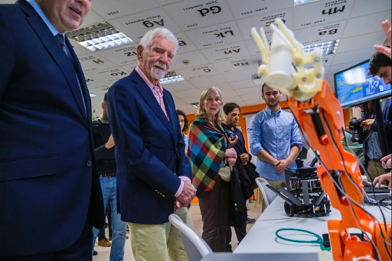 Martin Cooper meets with Engineering students
