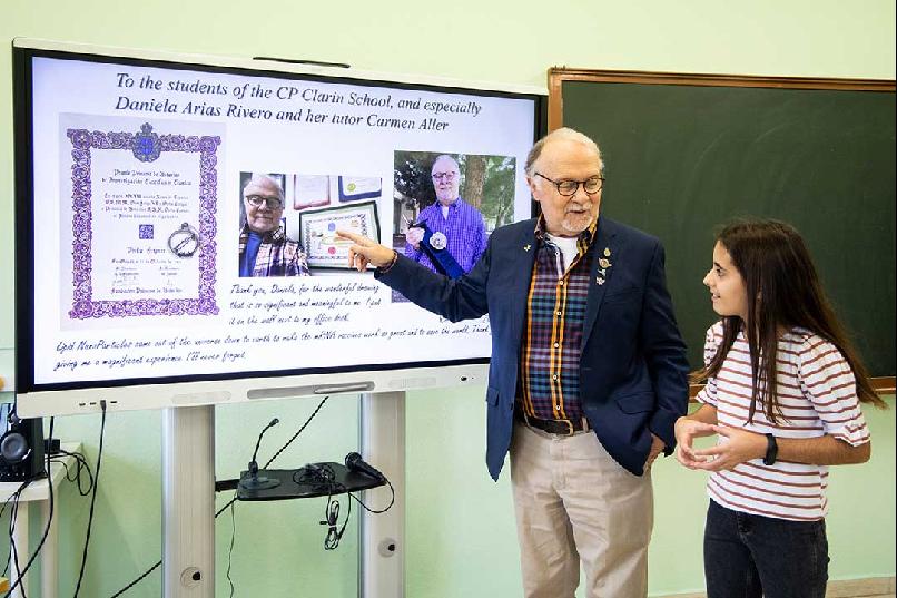 Philip Felgner visits the Clarín State Primary School, in Gijón