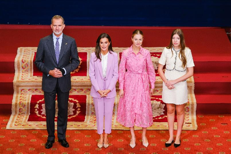 Audiencia de SS.MM. los Reyes y de SS.AA.RR. la Princesa de Asturias y la Infanta doña Sofía a los galardonados.