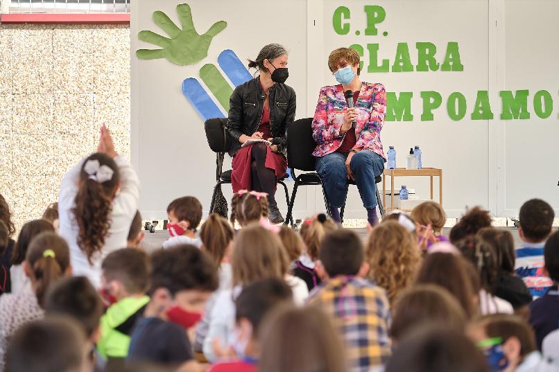 Katalin Karikó visita el Colegio Público Clara Campoamor, en Riañu (Langreo).