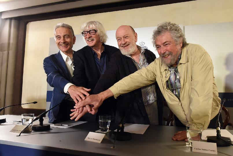 Press conference with Les Luthiers
