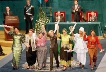 Emma Bonino, Olayinka Koso-Thomas, Graça Machel, Fatiha Boudiaf, Rigoberta Menchú, Fatana Ishaq Gailani y Somaly Mam, Premio Príncipe de Asturias de Cooperación Internacional 1998